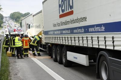 Auffahrunfall zwischen mehreren LKWs auf der A8 bei Pforzheim-Ost